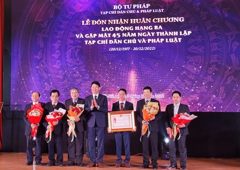 Tạp chí Dân chủ & Pháp luật đón nhận Huân chương Lao động hạng Ba