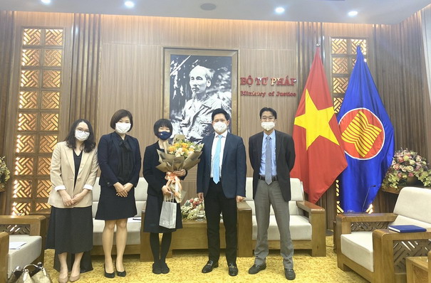 Vụ trưởng Vụ Hợp tác quốc tế tiếp bà Shimizu Hiroko, Bí thư thứ nhất Đại sứ quán Nhật Bản