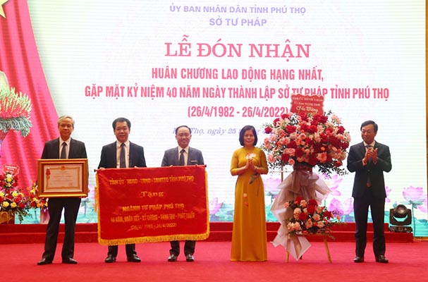 Sở Tư pháp tỉnh Phú Thọ đón nhận Huân chương Lao động hạng Nhất