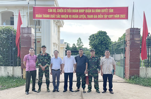 Ban Chỉ huy quân sự BTP thăm và tặng quà công chức tham gia huấn luyện dự bị động viên năm 2022