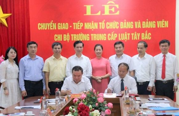 Chuyển giao tổ chức đảng và đảng viên Trường Trung cấp Luật Tây Bắc