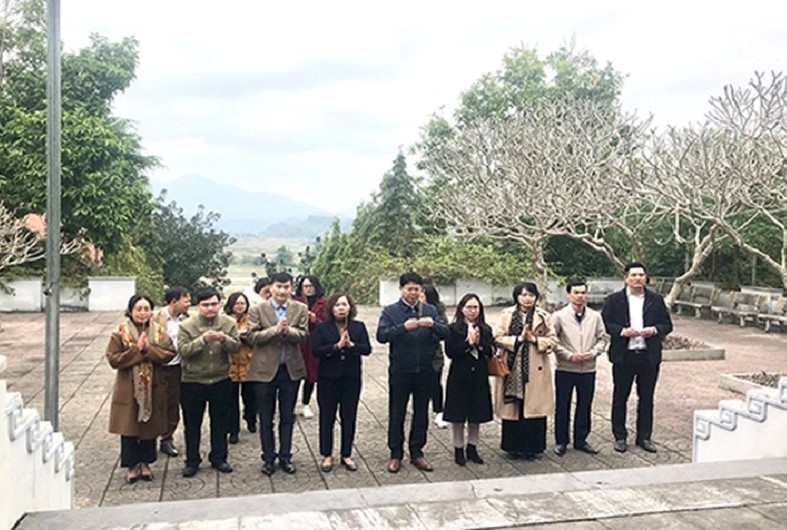Thứ trưởng Nguyễn Thanh Tịnh dâng hương tại khu di tích lịch sử Bộ Tư pháp