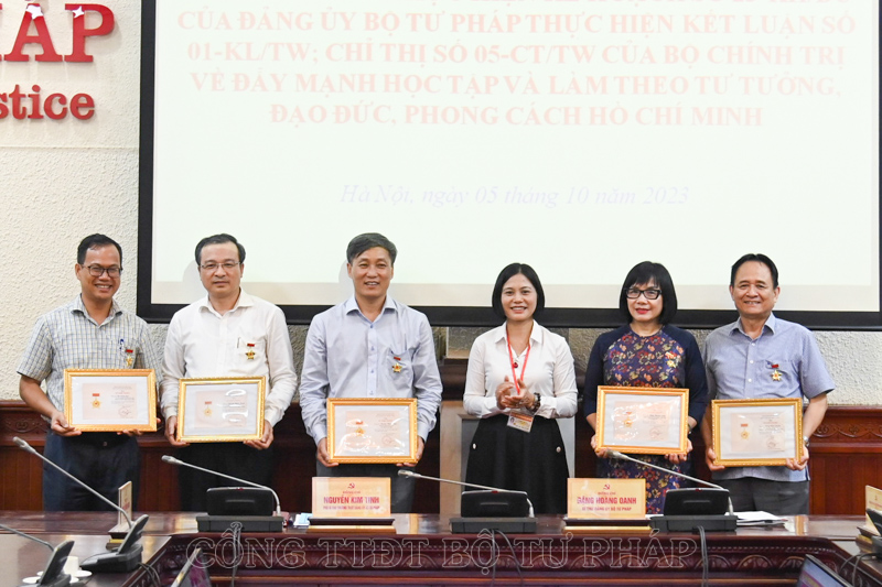 Ban Tuyên giáo TW trao tặng Kỷ niệm chương "Vì sự nghiệp Tuyên giáo" cho 05 lãnh đạo Bộ, đảng viên BTP