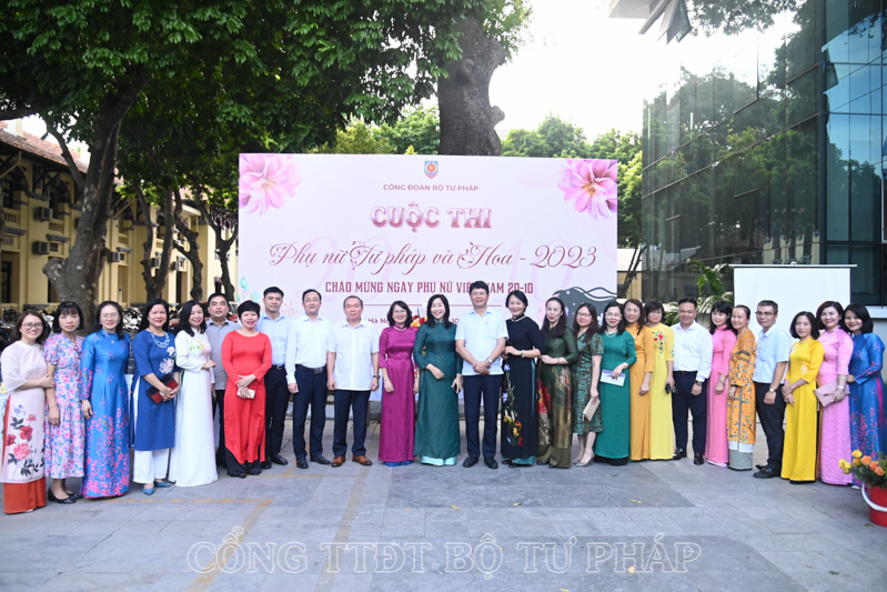 Tưng bừng Hội thi cắm hoa “Phụ nữ Tư pháp và hoa”