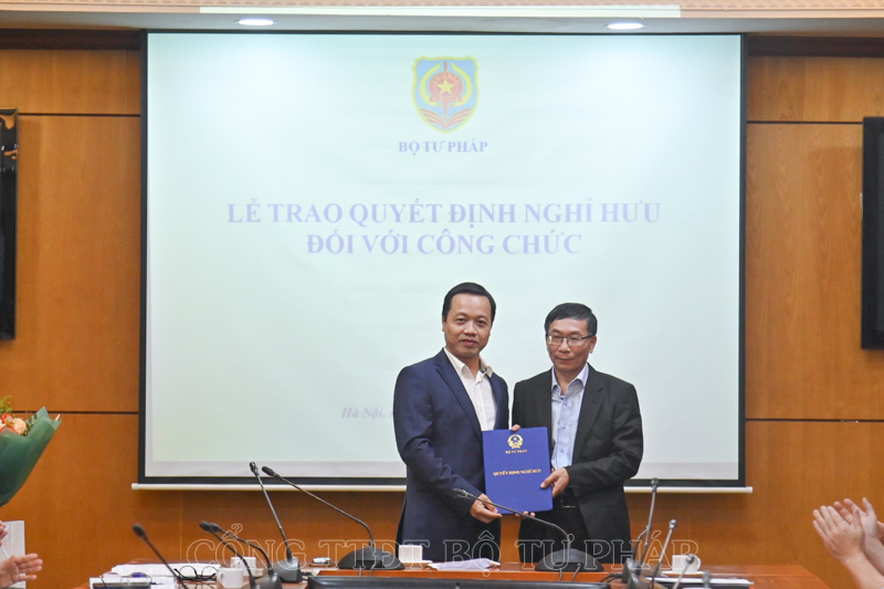 Trao Quyết định nghỉ hưu cho nguyên Phó Vụ trưởng Vụ các vấn đề chung về xây dựng pháp luật
