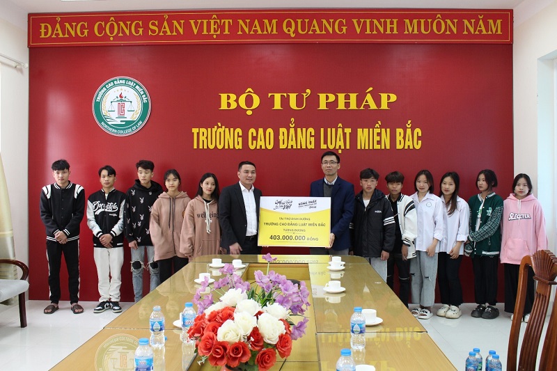 Trường CĐ Luật Miền Bắc nhận tài trợ sữa cho HS nội trú từ Công ty CP Thực phẩm Dinh dưỡng NutiFood.