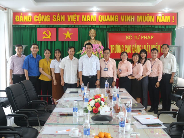 Trường Cao đẳng Luật miền Nam làm việc với Tỉnh đoàn Hậu Giang