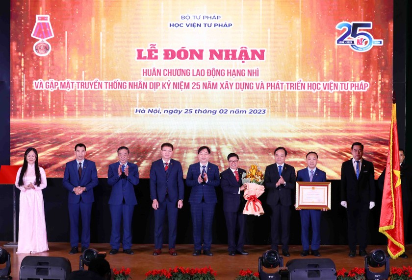 Học viện Tư pháp đón nhận Huân chương Lao động hạng Nhì