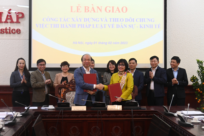 Lễ bàn giao công tác xây dựng và theo dõi chung việc thi hành pháp luật dân sự - kinh tế