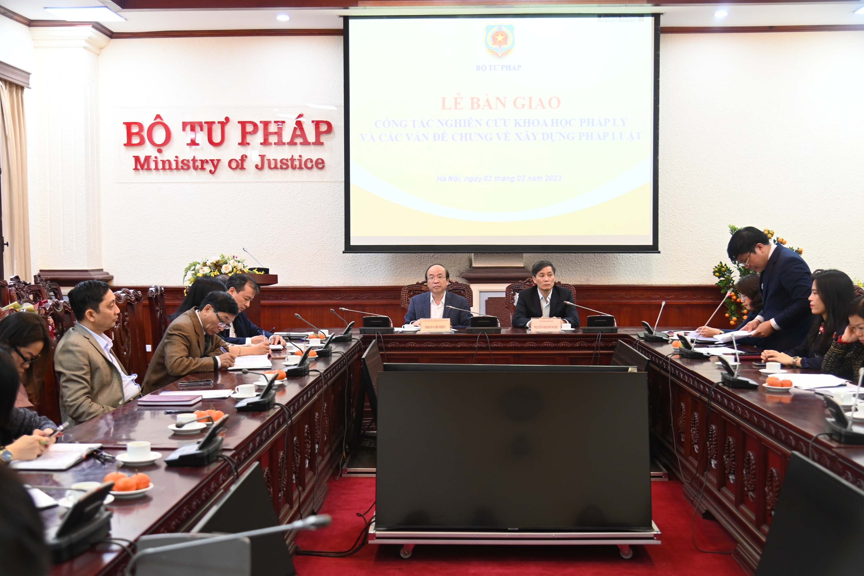 Bàn giao công tác nghiên cứu khoa học pháp lý và các vấn đề chung về xây dựng pháp luật