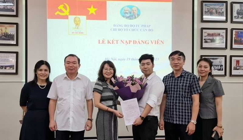 Chi bộ Vụ Tổ chức cán bộ kết nạp Đảng viên