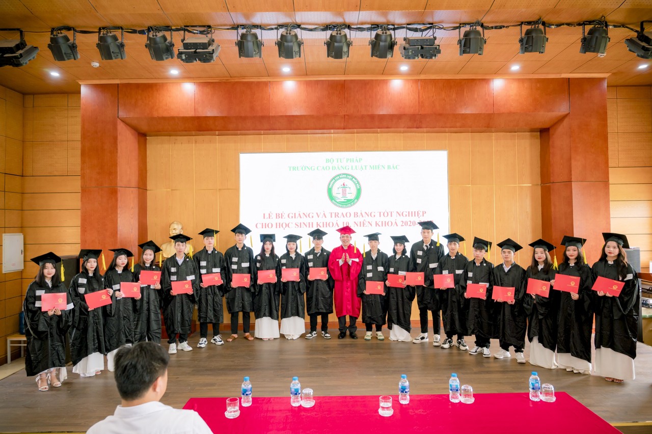 Trường Cao đẳng Luật Miền Bắc tổ chức Lễ bế giảng và trao bằng tốt nghiệp cho học sinh khóa 10