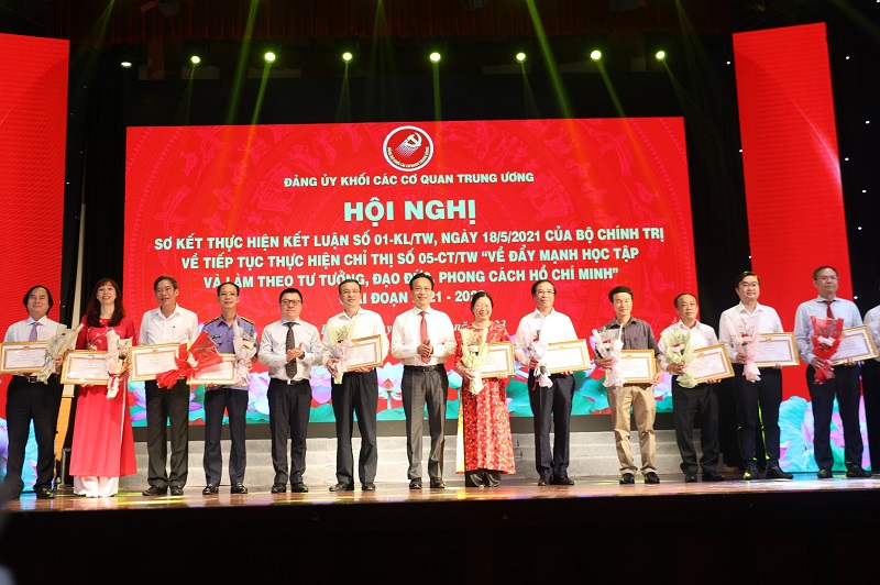 Chi bộ Vụ Các vấn đề chung về XDPL được Đảng bộ Khối các cơ quan Trung ương tặng Bằng khen