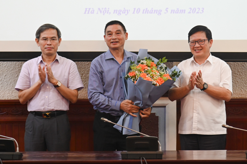 Thứ trưởng Mai Lương Khôi trao quyết định nghỉ hưu cho công chức Cục Bổ trợ tư pháp