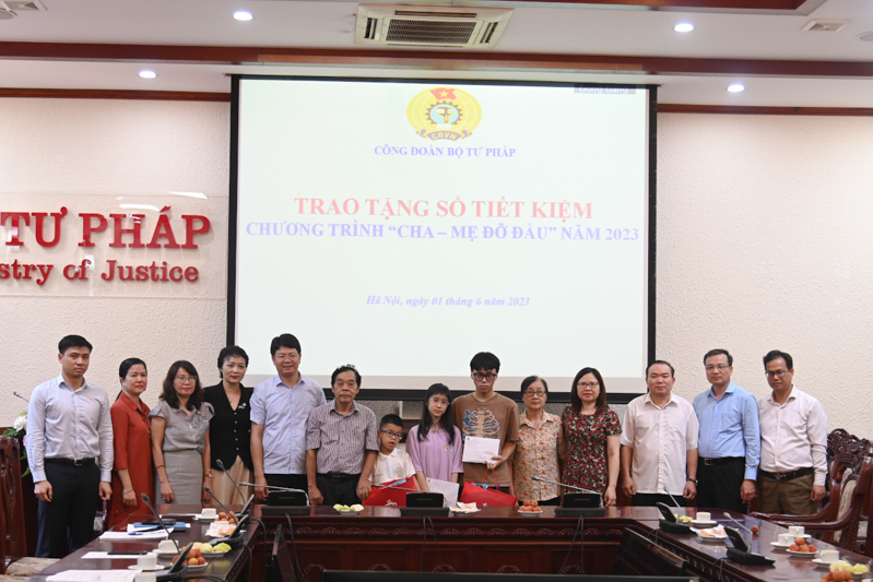 Công đoàn Bộ trao sổ tiết kiệm và tặng quà nhân ngày Quốc tế thiếu nhi theo Chương trình “Cha–Mẹ đỡ đầu”