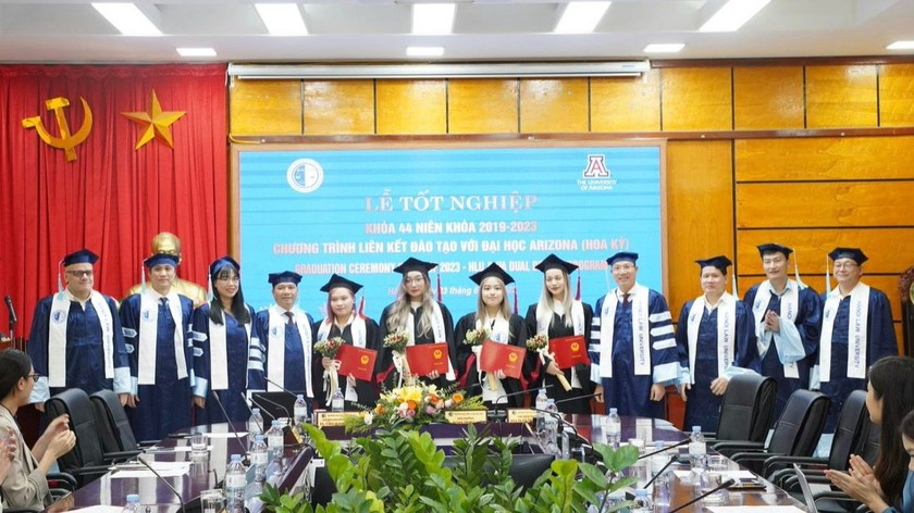 Khoá đầu tiên Chương trình liên kết đào tạo giữa Trường Đại học Luật Hà Nội - Đại học Arizona tốt nghiệp