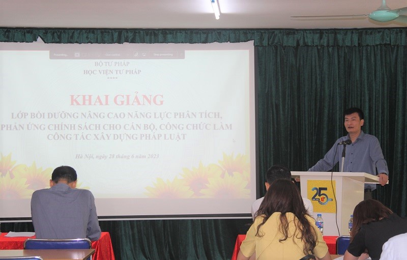 Khai giảng Lớp bồi dưỡng nâng cao năng lực phân tích, phản ứng chính sách