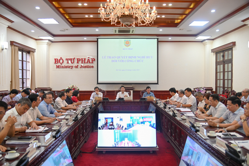 Trao Quyết định nghỉ hưu và Quyết định bổ nhiệm lãnh đạo cấp Vụ