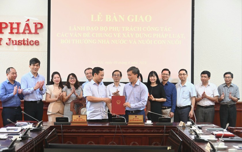 Bàn giao công tác phụ trách giữa Thứ trưởng Nguyễn Khánh Ngọc và Thứ trưởng Trần Tiến Dũng