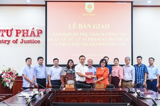 Bàn giao công tác phụ trách quản lý xử lý vi phạm hành chính và theo dõi thi hành pháp luật