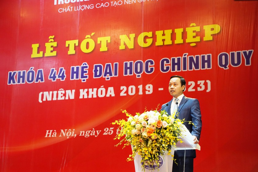 Thứ trưởng Trần Tiến Dũng dự Lễ Bế giảng khoá 44 Trường Đại học Luật Hà Nội