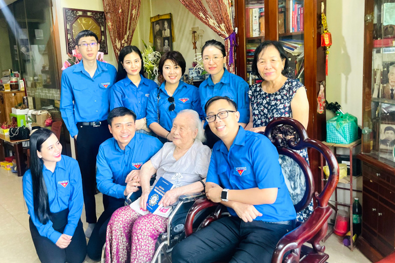 Tuổi trẻ Bộ Tư pháp tri ân gia đình liệt sĩ - bác sĩ Đặng Thuỳ Trâm