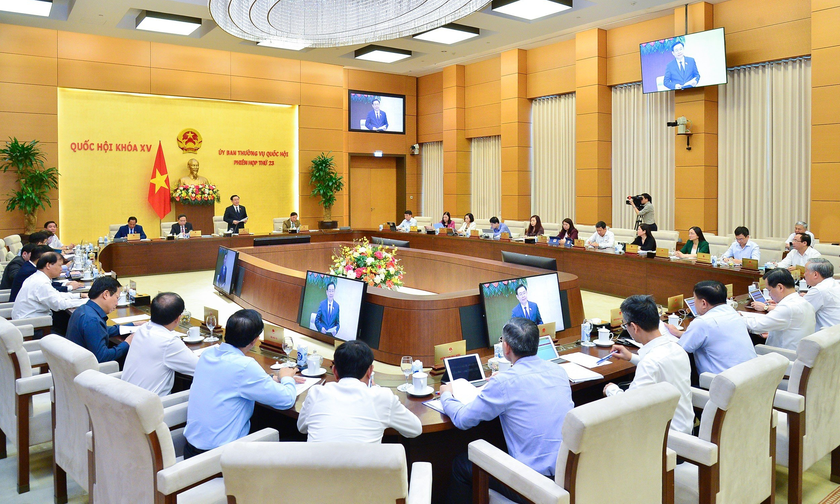 Phiên họp thứ 24 của UBTVQH: Cho ý kiến về dự án Luật Đường bộ