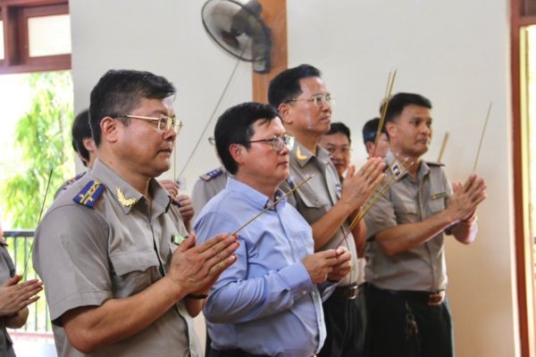 Thứ trưởng Mai Lương Khôi dâng hương tại Khu di tích lịch sử Bộ Tư pháp