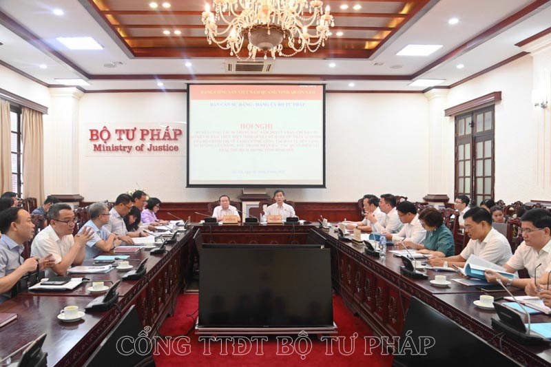 Tích cực bảo vệ nền tảng tư tưởng của Đảng, đấu tranh phản bác quan điểm sai trái, thù địch