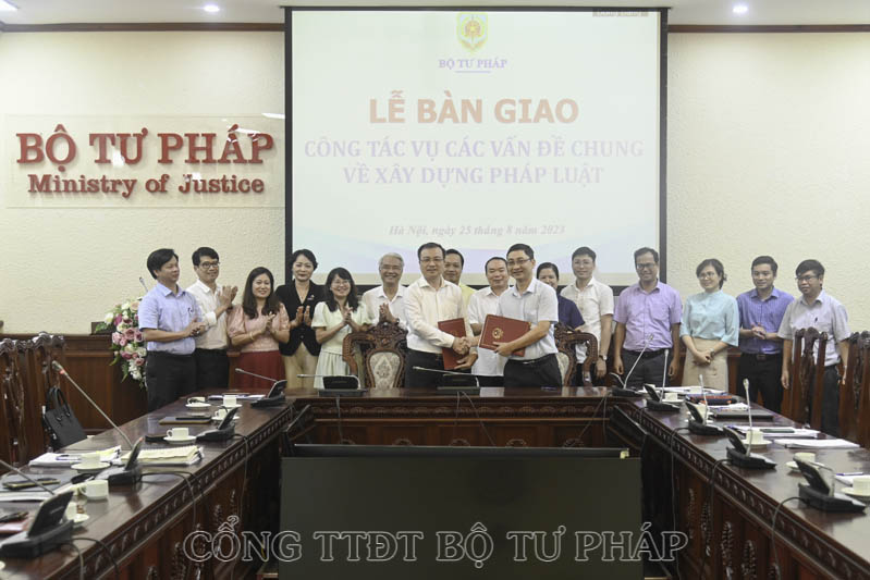 ​Bàn giao công tác Vụ Các vấn đề chung về xây dựng pháp luật