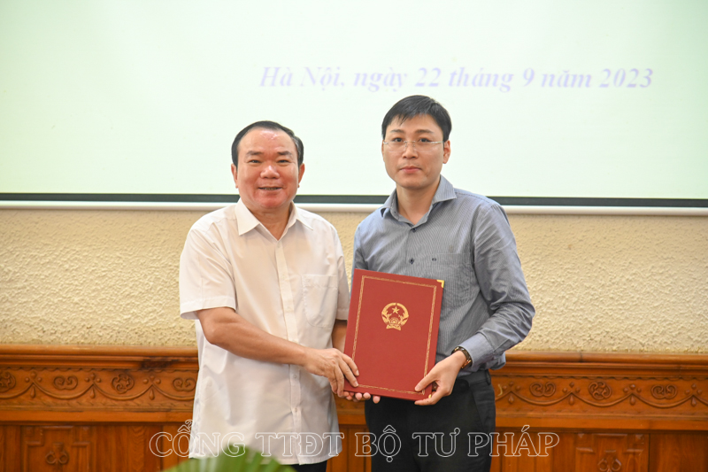 Trao Quyết định chuẩn y Bí thư Đảng uỷ Văn phòng Bộ nhiệm kỳ 2020-2025