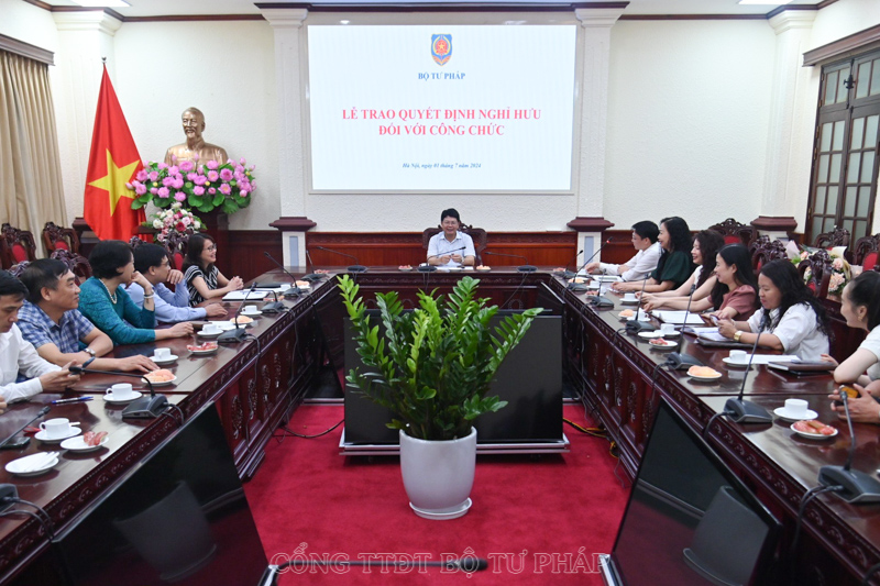 Thứ trưởng Nguyễn Thanh Tịnh trao quyết định nghỉ hưu cho công chức Văn phòng Bộ Tư pháp