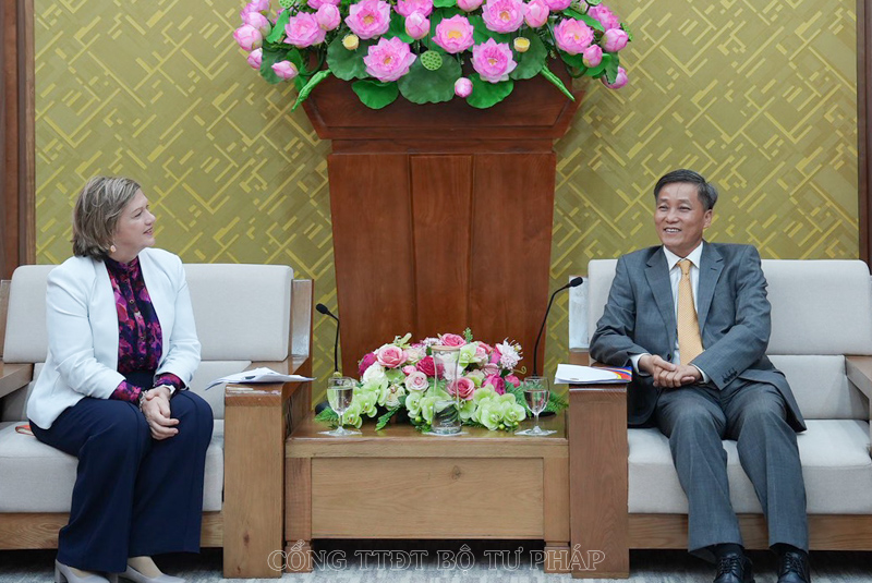 Bộ Tư pháp trao tặng Kỷ niệm chương “Vì sự nghiệp tư pháp” cho Trưởng Đại diện UNICEF tại Việt Nam