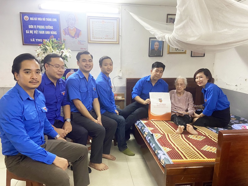 Thăm hỏi Mẹ Việt Nam Anh hùng và gia đình chính sách nhân Ngày Thương binh - Liệt sĩ (27/7/1947 – 27/7/2024)