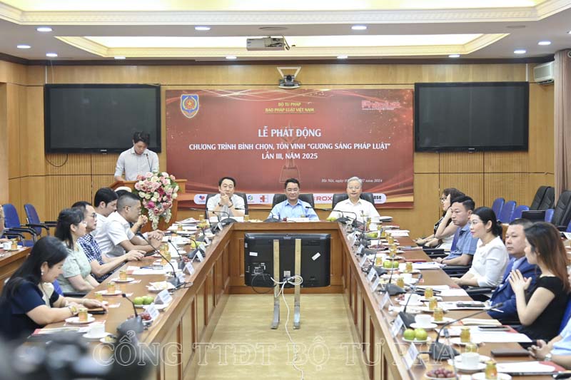Phát động Chương trình bình chọn, tôn vinh 'Gương sáng pháp luật' lần III