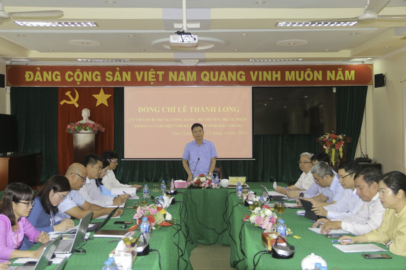 Bộ trưởng Lê Thành Long làm việc với Sở Tư pháp, Cục THADS tỉnh Hậu Giang