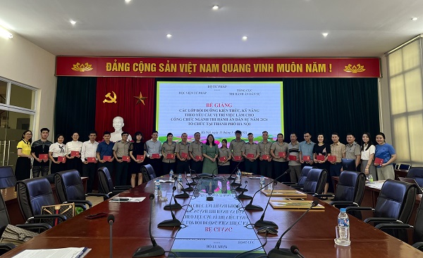 Bế giảng lớp bồi dưỡng kiến thức, kỹ năng theo yêu cầu vị trí việc làm cho công chức hệ thống THADS