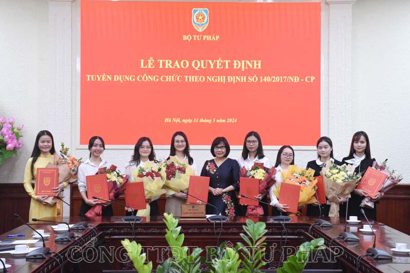 Trao Quyết định tuyển dụng công chức từ nguồn sinh viên tốt nghiệp xuất sắc và cán bộ khoa học trẻ