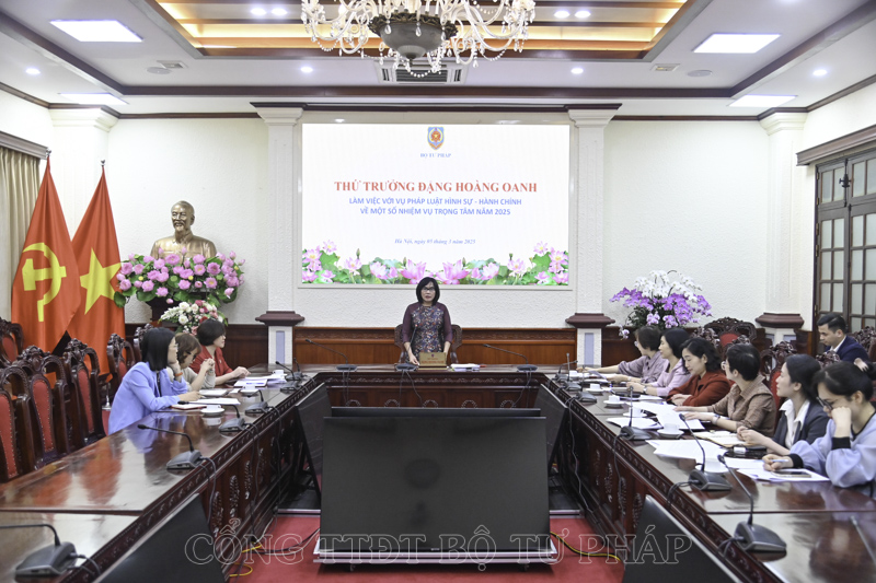 Thứ trưởng Đặng Hoàng Oanh làm việc với Vụ Pháp luật hình sự-hành chính về nhiệm vụ trọng tâm thời gian tới