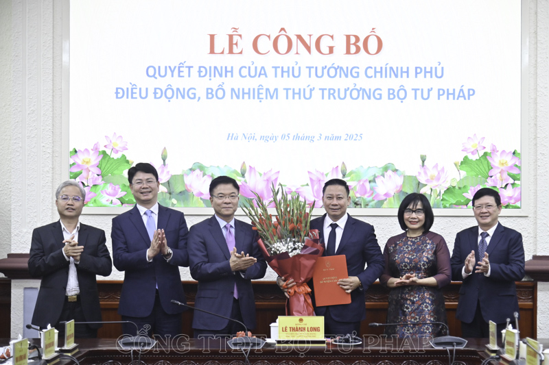 Phó Thủ tướng Lê Thành Long trao quyết định bổ nhiệm Thứ trưởng Bộ Tư pháp Nguyễn Thanh Ngọc