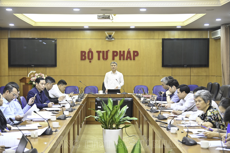 Xây dựng chính sách đặc thù cho công tác xây dựng và thi hành pháp luật