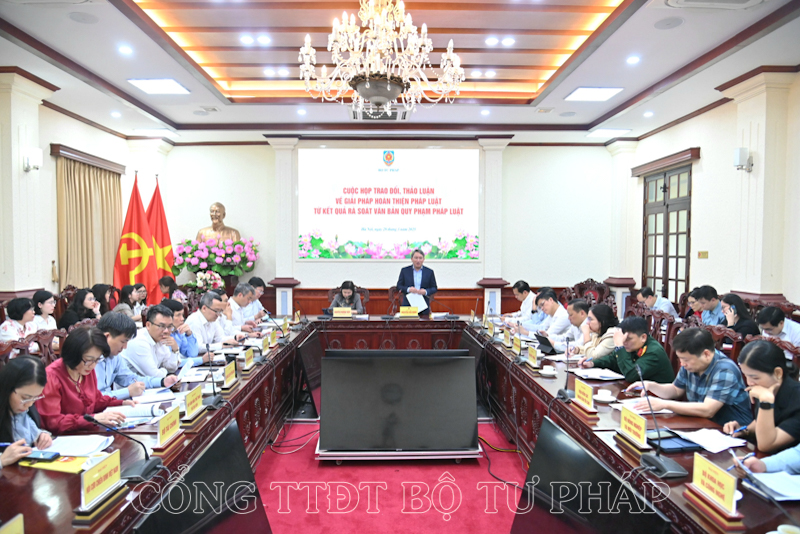 Hoàn thiện pháp luật theo định hướng tổ chức chính quyền địa phương 2 cấp, đẩy mạnh phân cấp, phân quyền
