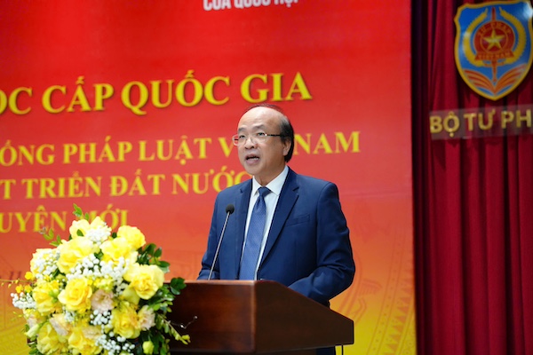 Nêu bật các định hướng lớn nhằm hoàn thiện cấu trúc hệ thống pháp luật Việt Nam