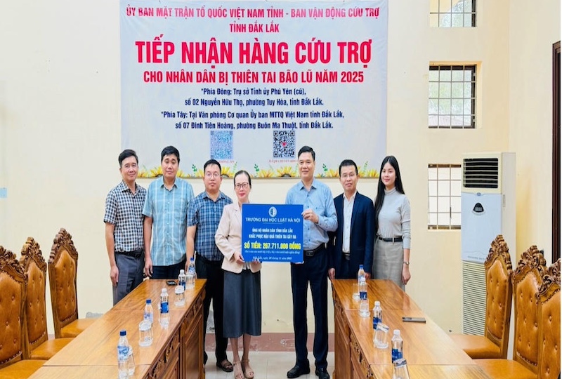 Trường Đại học Luật Hà Nội hỗ trợ đồng bào vùng lũ