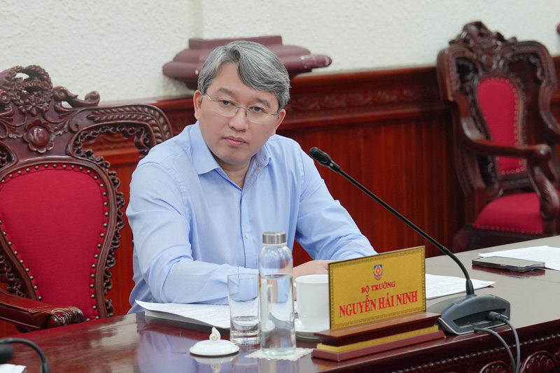 ​Bộ trưởng Nguyễn Hải Ninh nghe báo cáo về một số dự án luật