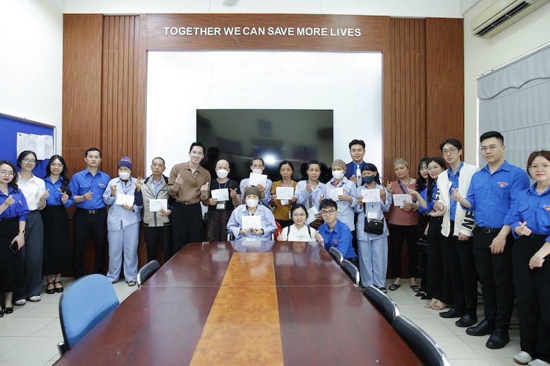 Trao yêu thương đến bệnh nhân khó khăn tại Bệnh viện K cơ sở Tân Triều