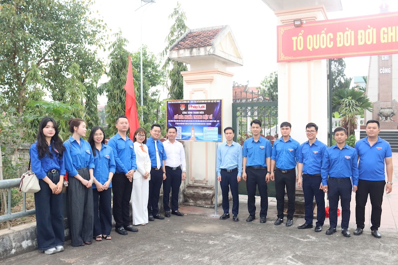 Tuổi trẻ Báo Pháp luật Việt Nam trao tặng tủ sách thanh niên, công trình số hóa nghĩa trang liệt sĩ