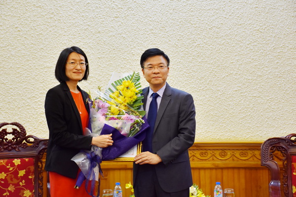 Trao Kỷ niệm chương “Vì sự nghiệp Tư pháp” cho Trưởng Đại diện UNWOMEN tại Việt Nam